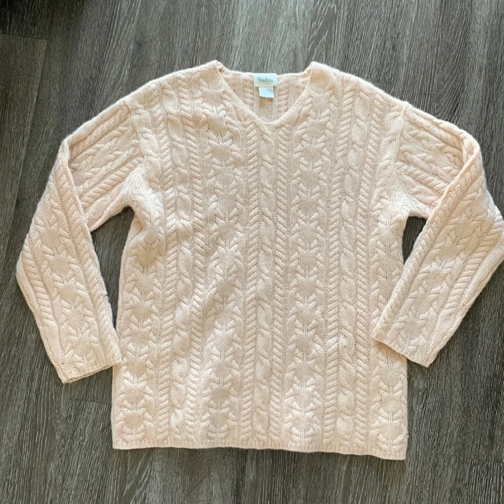 Neiman Marcus 100% cashmere sweater